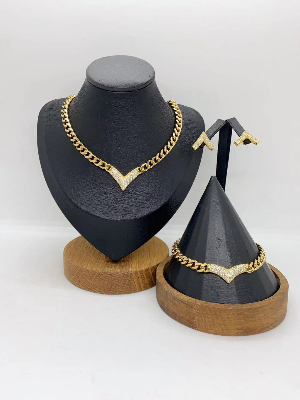 Luxury Cuban Chain Jewelry Set with Engraved "V" Pendant