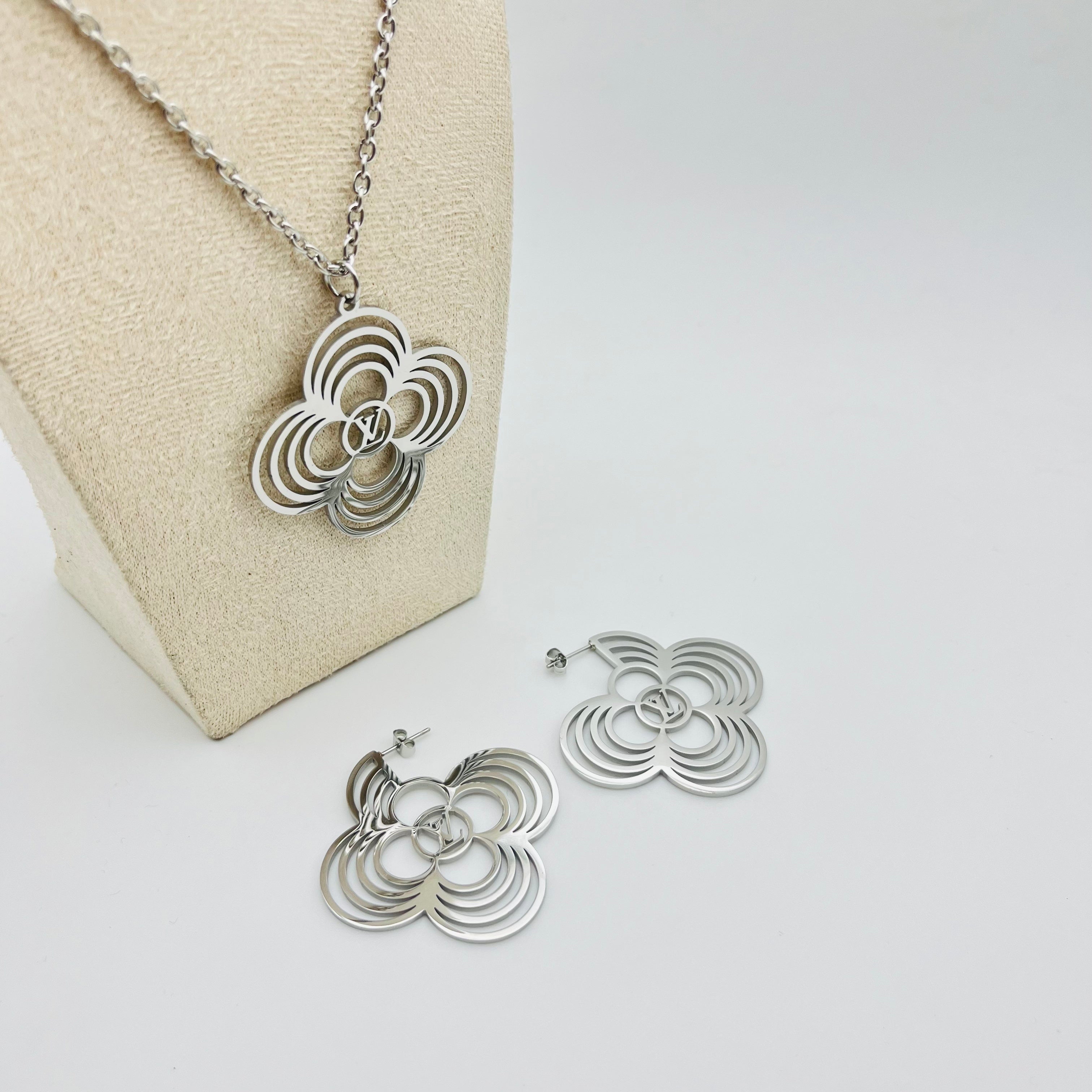 Elegant Gold Chain Jewelry Set with Geometric Square Accents