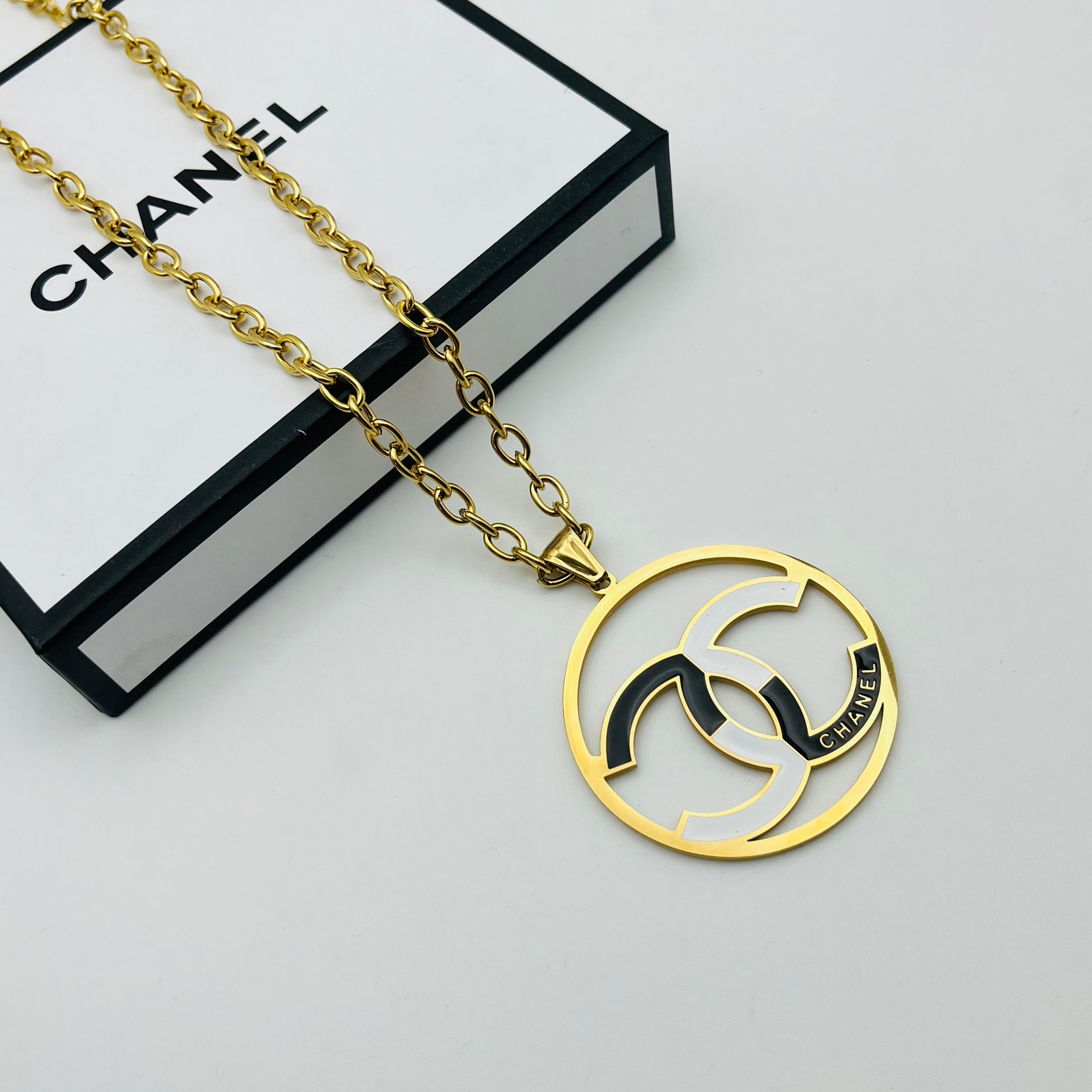 Elegant Gold Interlocking Circle Pendant Necklace