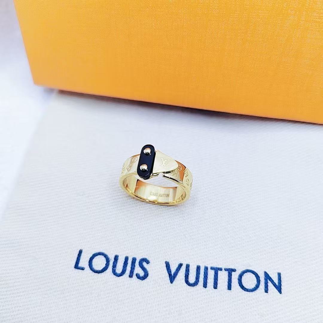 Bold Gold Statement Ring – Luxury Minimalist Designer Style