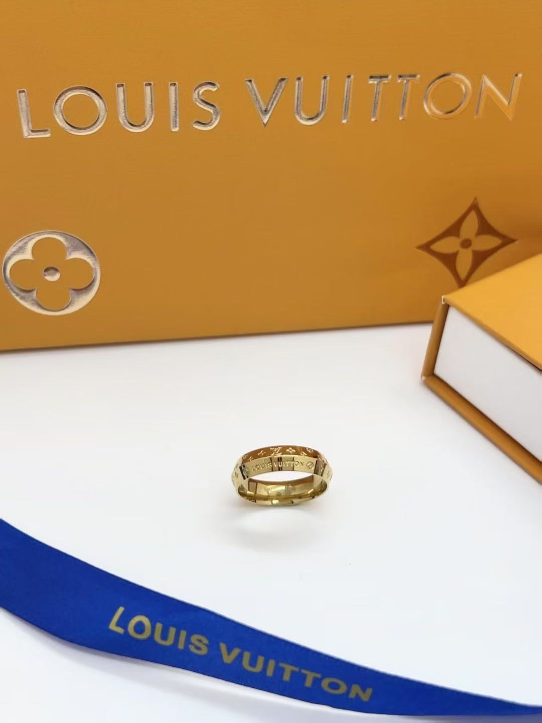 Bold Gold Statement Ring – Luxury Minimalist Designer Style