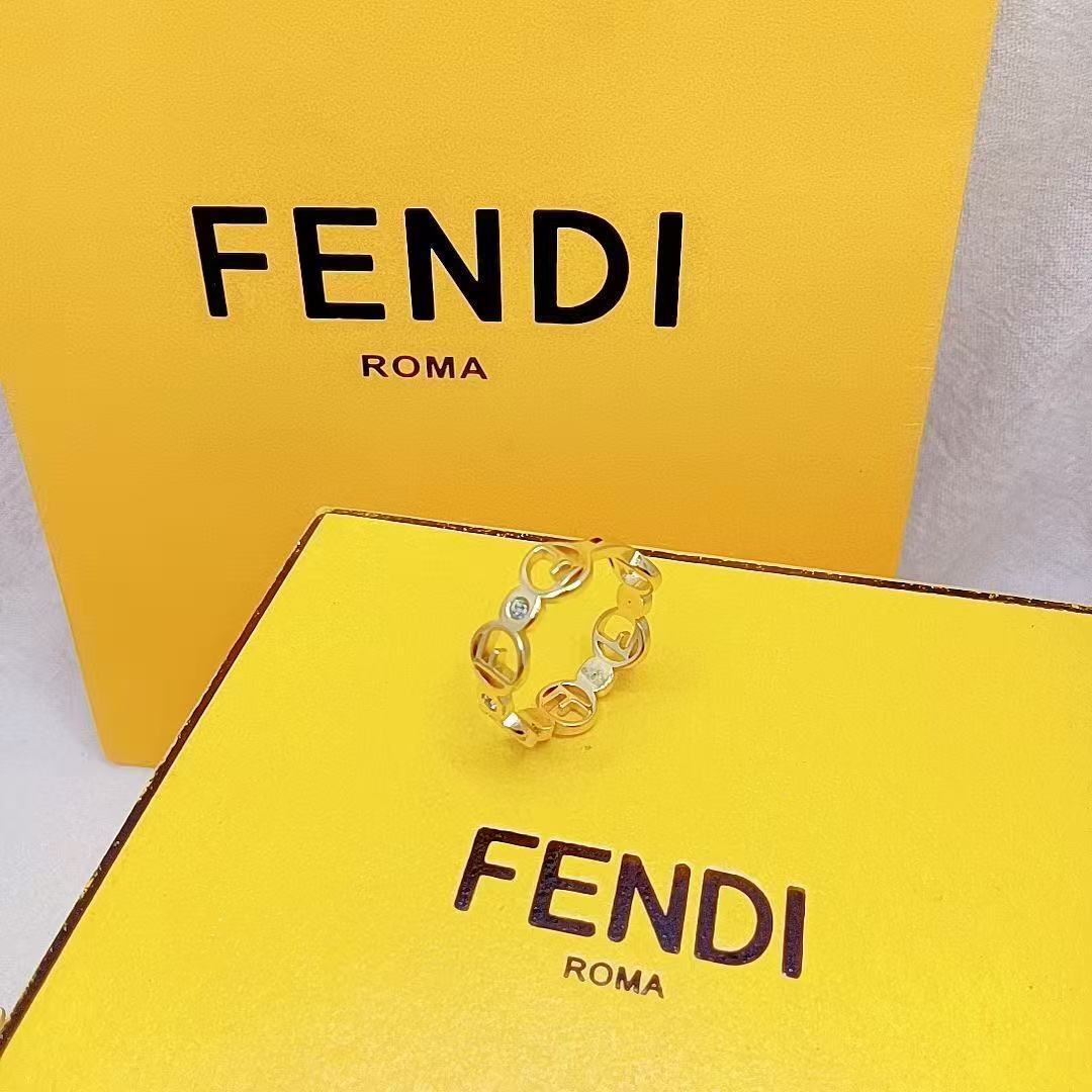 Elegant Gold Chain-Link Ring – Minimalist Luxury Statement Band